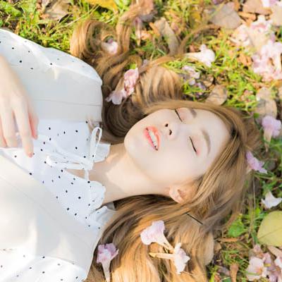 Nilawan Iamchuasawad   Beautiful girl in the flower field - 21